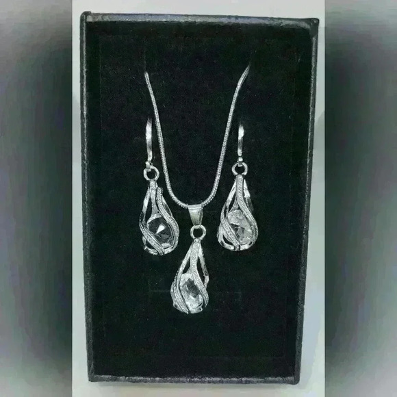 NWOT Stunning Faux Crystal Necklace and Earrings Set with Gift Box - Picture 6 of 6